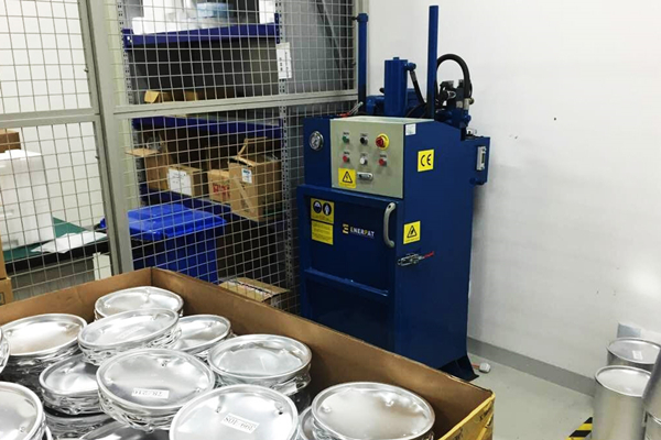 天津某壓縮機(jī)公司定制油桶壓扁機(jī)案例 天津某壓縮機(jī)公司定制油桶壓扁機(jī)案例