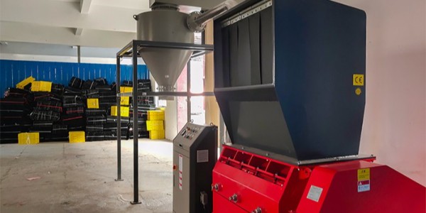 PE薄膜污染環(huán)境危害大？塑料PE薄膜破碎機來解決