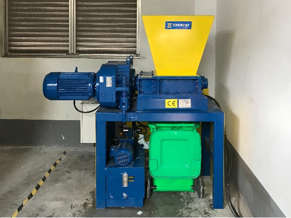 浙江某汽車零部件公司定制塑料桶撕碎機(jī)案例 浙江某汽車零部件公司定制塑料桶撕碎機(jī)案例