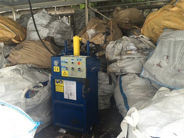 恩派特默克制藥油漆桶壓扁機 恩派特默克制藥油漆桶壓扁機