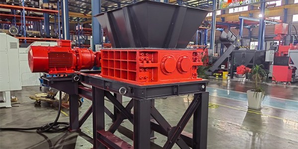 布料破碎機(jī)為什么吃料不能吃多？恩派特告訴你！