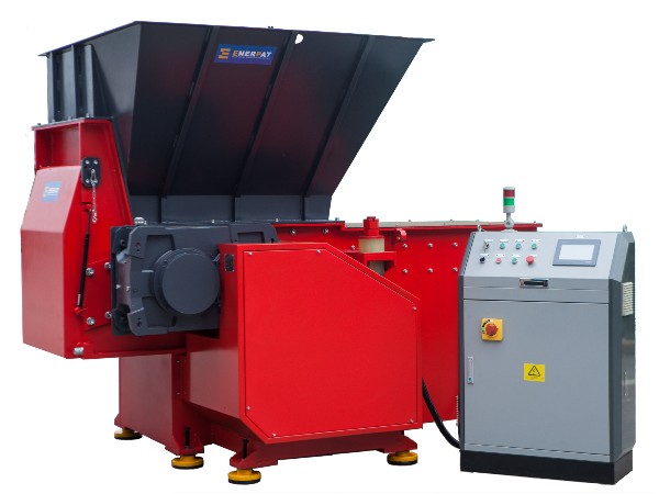 昆明某乳業公司定制塑料撕碎機案例