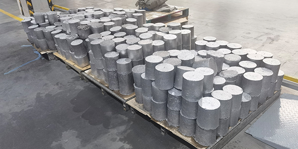 零散碎屑處理難、堆放亂，鋁屑壓餅機為環(huán)保做貢獻